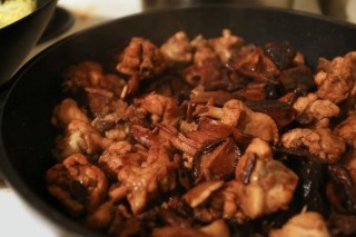  冬菇焖鸡----粤式经典，美味养生两不误 第5步