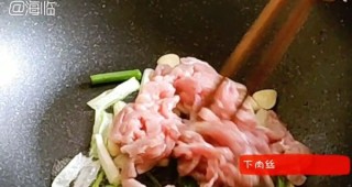  十分钟营养美味早餐『香菇肉丝炒面』 第3步