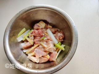  香菇鸡腿焖饭 第3步