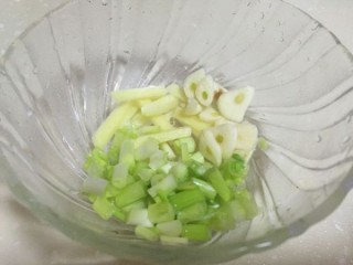  猪油渣炒大白菜香菇 第1步