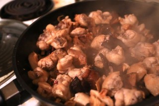  冬菇焖鸡----粤式经典，美味养生两不误 第4步