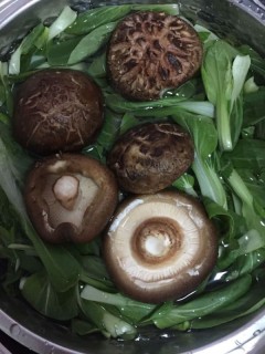  鲜香菇炒油菜 第1步