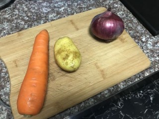  电饭锅香菇鸡腿饭 第1步