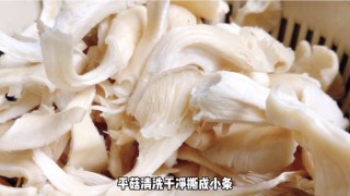  平菇炒肉 第1步