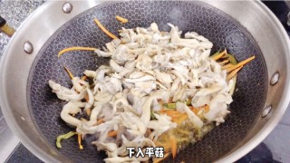  平菇炒肉 第11步