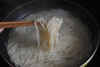  【沙茶美食】沙茶草菇肉酱面 第4步