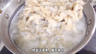  平菇炒肉 第3步