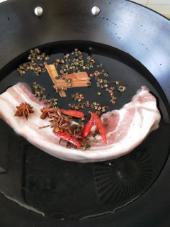  香菇炒肉（回锅肉版，爆香） 第1步