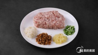  香菇马蹄肉饼 第2步