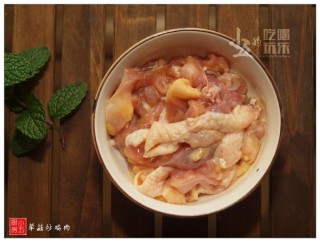  草菇焖鸡肉 第5步