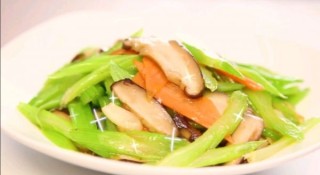  芹菜炒香菇丨越吃越上瘾,简单又清淡,家常美味！！ 第5步