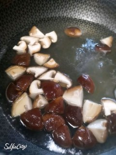 不用油就可以做的腊肉香菇炒油菜 第3步
