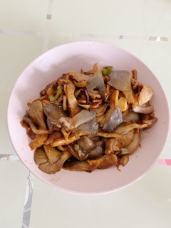  平菇炒肉 第8步