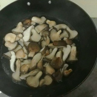  肉片炒蘑菇 第2步