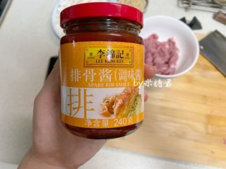  牛排中式吃法：海鲜菇炒牛柳 第3步