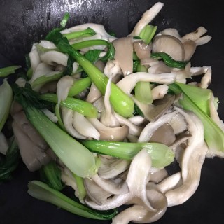  蘑菇青菜 第3步