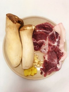  杏鲍菇炒肉 第1步