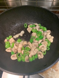  蘑菇小炒牛肉粒 第5步