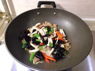  白玉菇炒肉 第9步