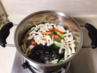  白玉菇炒肉 第5步