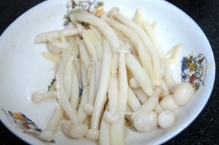  白玉菇炒韭菜 第3步