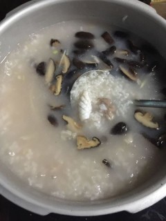  香菇鱿鱼粥 第3步