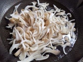  蘑菇青椒水饺 第2步