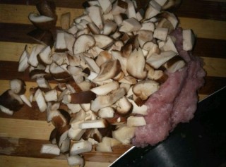  香菇蒸瘦肉（孕妇食谱） 第1步