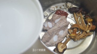  姬松茸+茶树菇+排骨汤 第5步