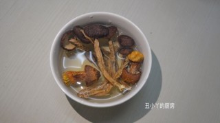  姬松茸+茶树菇+排骨汤 第3步