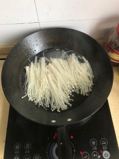  酸辣金针菇牛肉 第4步